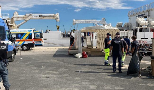 Sei migranti morti per fame e sete su un barcone: 2 sono bambini