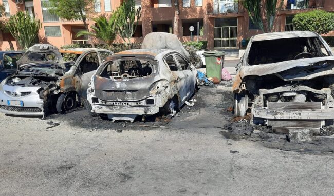 Rogo di auto a Siracusa: tre vetture divorate dal fuoco