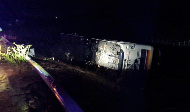 Bus si ribalta lungo la Palermo-Sciacca