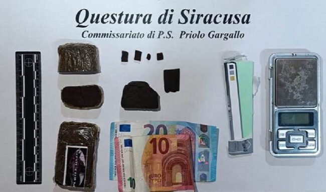 In casa 142 grammi di hashish e materiale per confezionale le dosi: 36enne arrestato