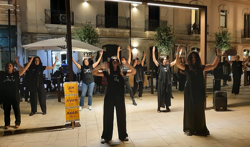 Flash mob di solidarietà verso le donne iraniane al grido di "Donna-Vita-Libertà"