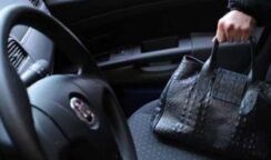 Ruba la borsa dall'auto ad un'anziana: 24enne arrestato per furto aggravato