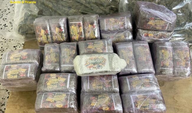 Sequestrati 12,5 kg di hashish e 8,5 kg di marijuana: corriere in manette