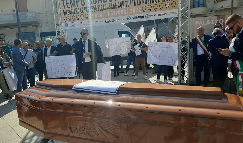 "Tempo scaduto": la manifestazione contro la stangata delle bollette energetiche: imprese in piazza