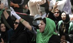 Flash mob di solidarietà  in piazza Euripide per le donne iraniane