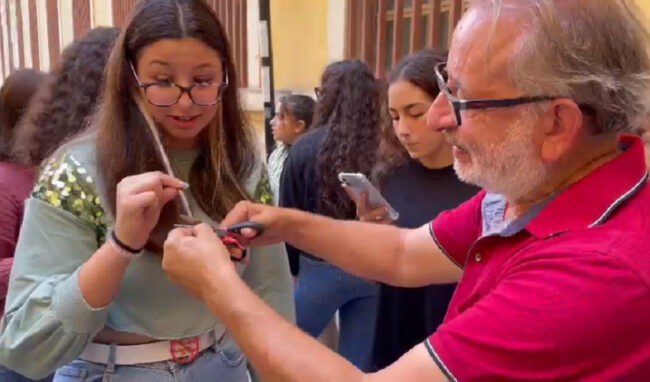 Solidarietà alle donne iraniane: al Corbino il rito del taglio di una ciocca di capelli