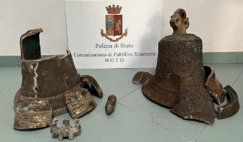 Rinvenute due campane antiche rubate da una chiesa: 38enne denunciato per riciclaggio