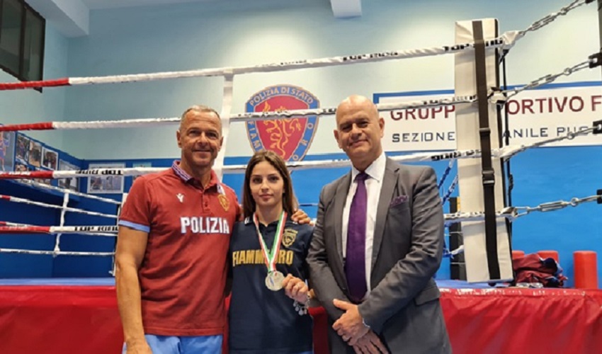 Palestra delle Fiamme Oro: la visita del Questore e i complimenti a Federica Lombardo medaglia d'argento di boxe