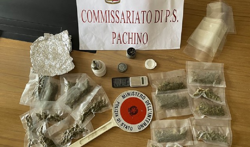 Spaccia dai domiciliari, 37enne trovato con droga in casa: arrestato