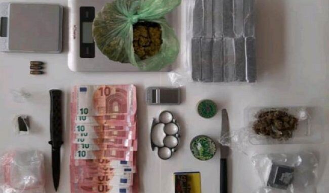 In casa hashish, marijuana e denaro: arrestati 2 giovani per detenzione e spaccio
