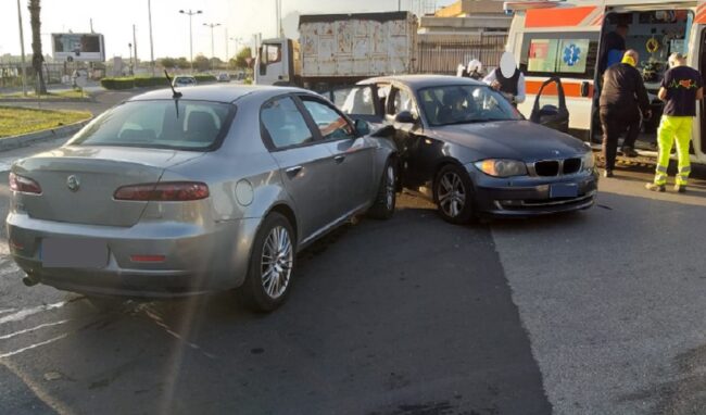 Incidente alla rotonda di viale Scala Greca con via piazza Armerina. Coinvolte 2 auto con 3 feriti