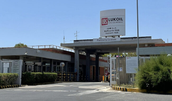 Lukoil, il ministro Urso rassicura: "Ampliate le garanzie offerte alle banche"
