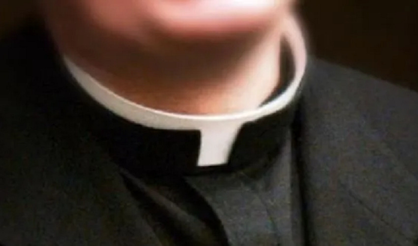 Abusi sessuali subiti da un prete per 9 anni: la denuncia di un 21enne nel Siracusano