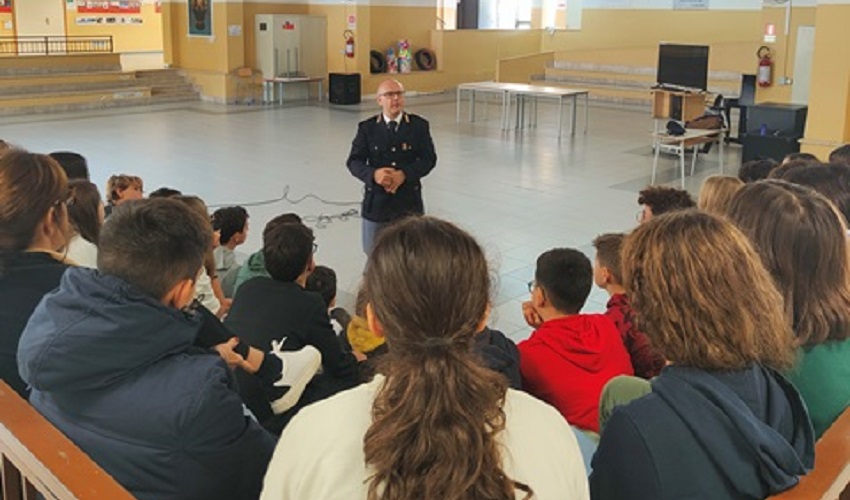 Progetto legalità: la polizia incontro gli studenti del Giaracà