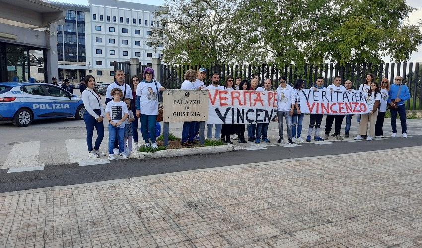 Morte di Vincenzo Cancemi: familiari e amici protestano davanti il tribunale: "Non è stato suicidio"