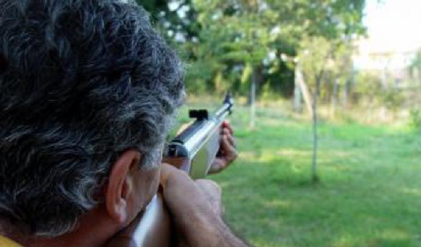 Spara ad un cane con un fucile a piombini: 70enne denunciato