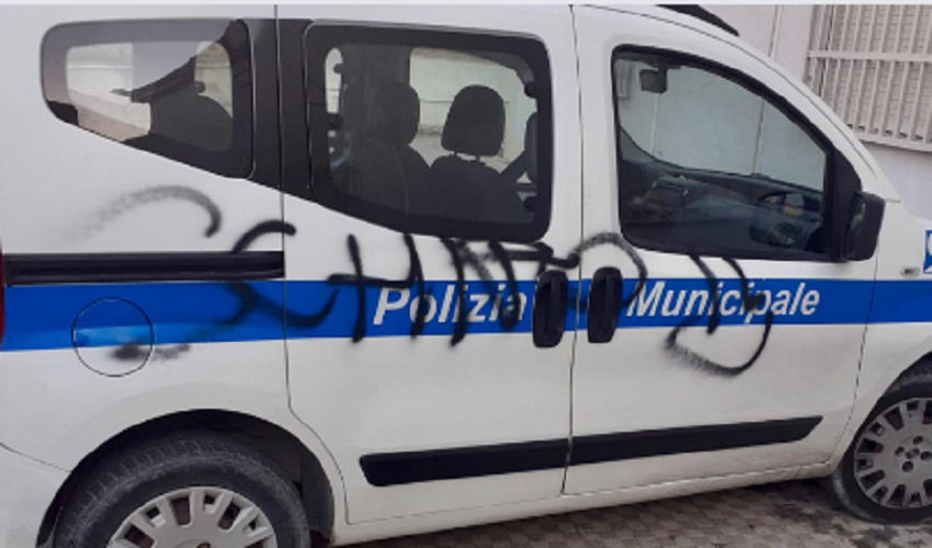 Intimidazione alla Polizia municipale di Pachino: scritte offensive su 2 auto di servizio