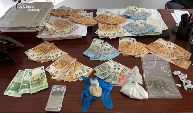 Centrale dello spaccio in casa: 50enne arrestata. Sequestrate cocaina, marijuana e hashish