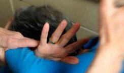 Calci e pugni alla madre, 34enne arrestato e portato in carcere