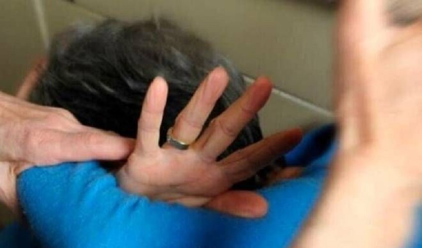 Calci e pugni alla madre, 34enne arrestato e portato in carcere