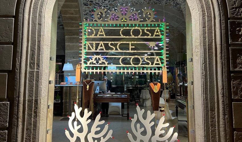 "Da cosa nasce cosa": l'installazione di Florence di Benedetto nella vetrina di Massimo Izzo