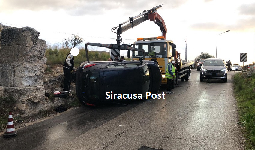 Incidente sulla strada per Belvedere: auto si ribalta su un fianco