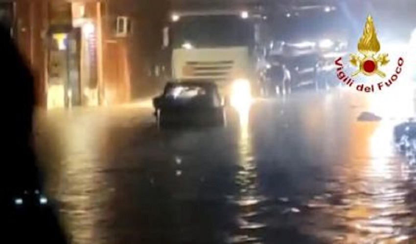 Bomba d'acqua nel Messinese: strade allagate con persone intrappolate nelle auto e frane