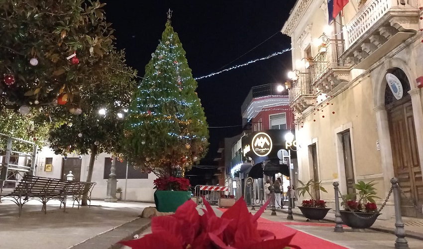 Addobbi di Natale vandalizzati da ragazzini in piazza a Solarino. Il sindaco: "Pronto a denunciare i genitori"