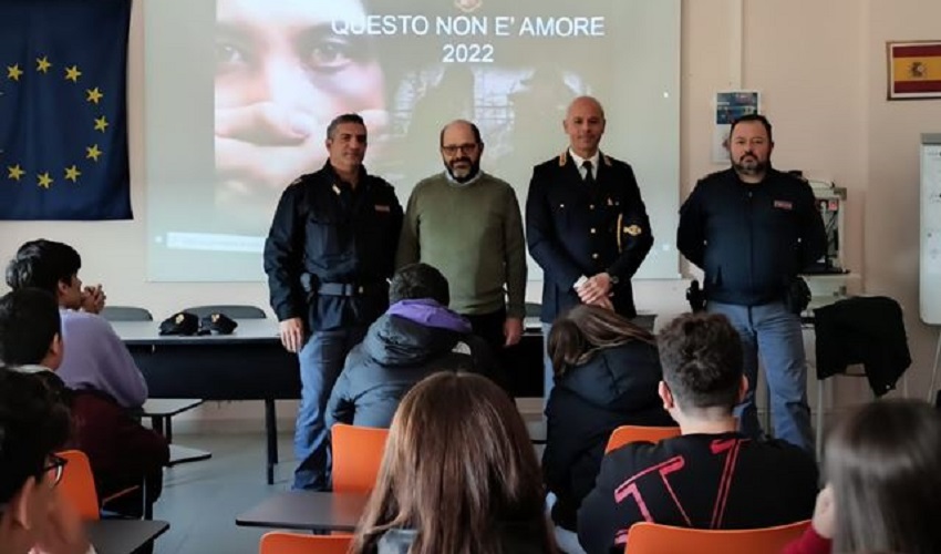 La Polizia incontra gli studenti del liceo scientifico di Noto per parlare di violenza sulle donne