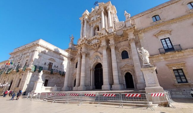 Inibito l'accesso al sagrato della Cattedrale: ingresso solo da via Minerva