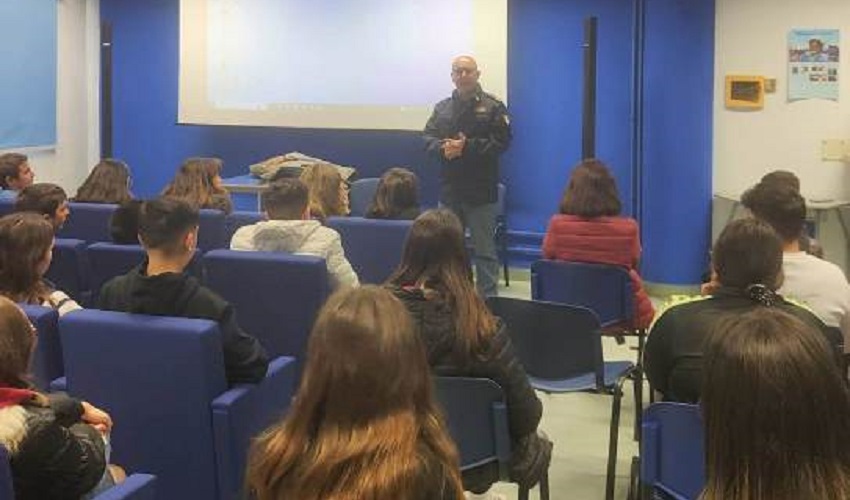 La Polizia incontra gli studenti del Chindemi