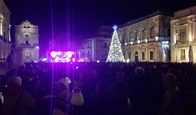Capodanno in piazza Duomo, migliaia di persone hanno ballato e cantato fino a notte fonda