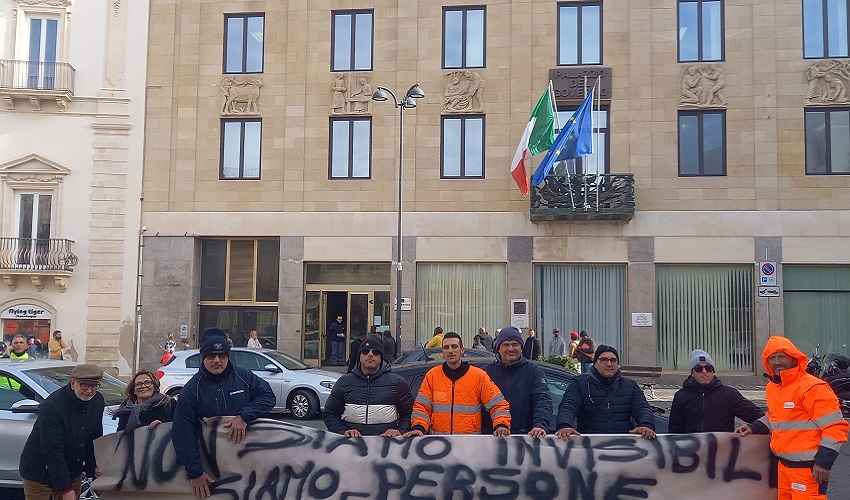 Lavoratori ex Prosat: "Costretti a continuare la protesta"