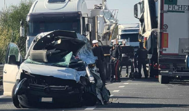 Incidente mortale: furgoncino contro tir. Perde la vita un 59enne