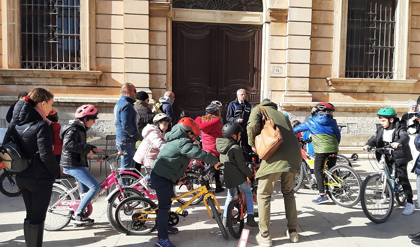 Lezioni di Educazione stradale per gli alunni della Primaria. Il comandante Voria: "Serve maggiore responsabilità alla guida"