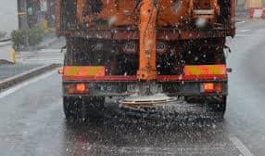 Neve a Buccheri: mezzo spargisale in azione sulle strade del Comune montano