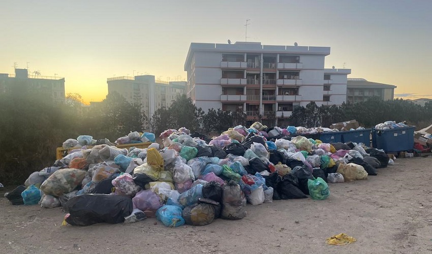 Montagna di rifiuti in via Barresi. I residenti disperati: "Non ce la facciamo più"