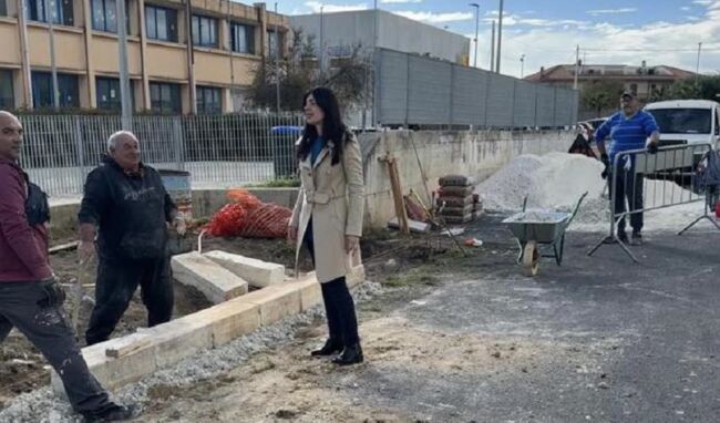 Nuovo tratto di marciapiedi davanti la scuola Coletta: sopralluogo del sindaco al cantiere