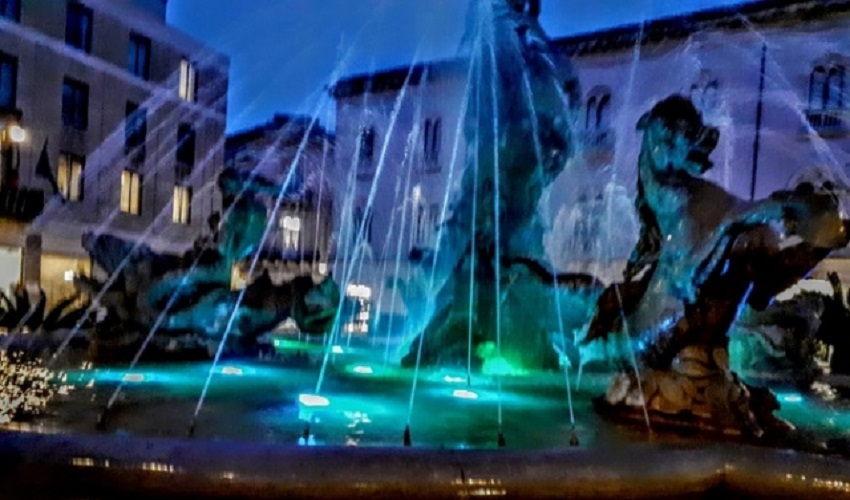 “Giornata nazionale delle vittime civili delle guerre e dei conflitti nel mondo”: Fontana di Diana illuminata di blu