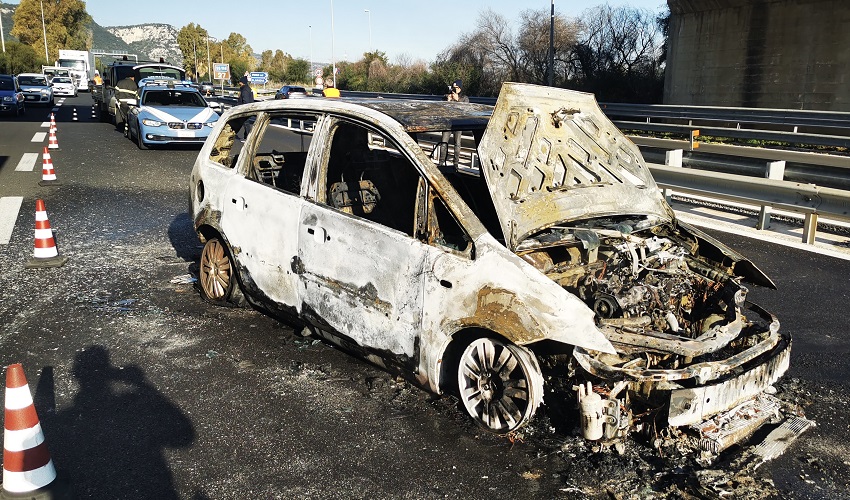 Auto a fuoco sulla Siracusa-Catania: traffico in tilt