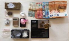 Nasconde droga e soldi all'interno di una bambola: 20enne arrestato per detenzione e spaccio
