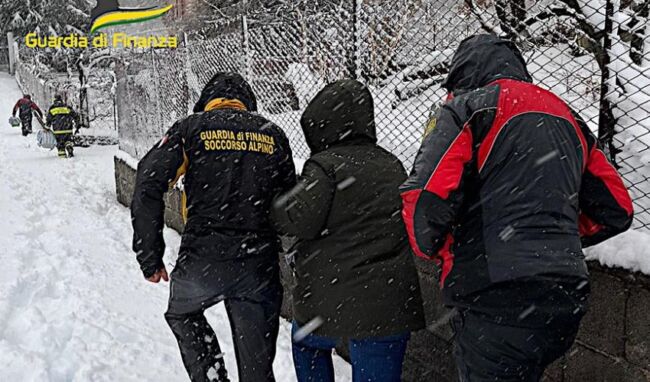 Intense nevicate sull'Etna, soccorse 8 persone rimaste isolate