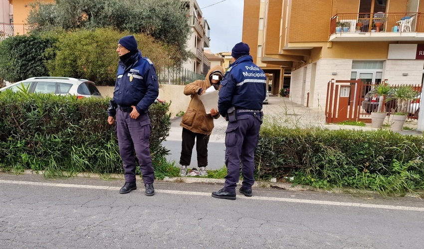 La protesta solitaria di una donna in viale Scala Greca: "Rivoglio la mia vita"