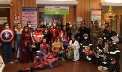 I supereroi irrompono nel reparto di Pediatria dell'Umberto I ed è subito festa