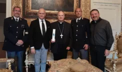 Una bottiglia dell’olio “Quarto Savona 15” in dono all’Arcivescovo di Siracusa Lomanto, e al vescovo di Noto, Rumeo
