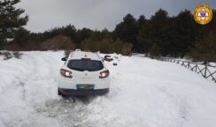 Coppia con neonato bloccati in auto dalla neve sull'Etna