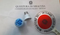Siracusa, droga nascosta all'interno di una lampadina: sequestrate 44 dosi tra cocaina e crack
