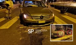 Incidente autonomo in viale Scala greca: perde il controllo della sua Mercedes e va a sbattere contro 2 auto in sosta