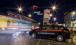 Non si ferma all'alt dei Carabinieri e durante la fuga investe auto in sosta: 25enne siracusano arrestato