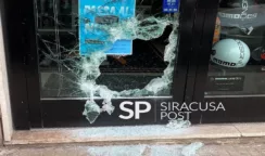 Sfondano la vetrina e portano via il registratore di cassa: colpo a Motor Sud